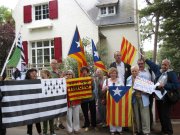 bretions i catalans davant la casa de Companys