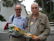 Pep Cruanyes i Toni Strubell amb el ram que va ser ofert en l'acte de  la Baule