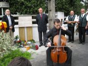 Josep lluís Carod-Rovira  vicepresident de la Generalitat i Yves nMétaireau alcalde de la Baule a l'acte, mentrre el músic Serafin poulet va interpretar la Suite 1 de Bach i el cant dels ocells