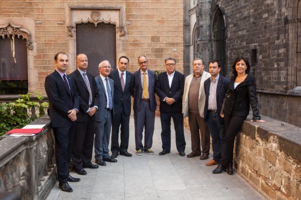 representants dels ajuntaments i Josep Cruanyes de la Comissió de la dignitat presents a la roda de premsa